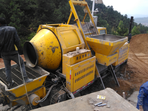 车载搅拌泵湖南永州工地现场操作人员操作